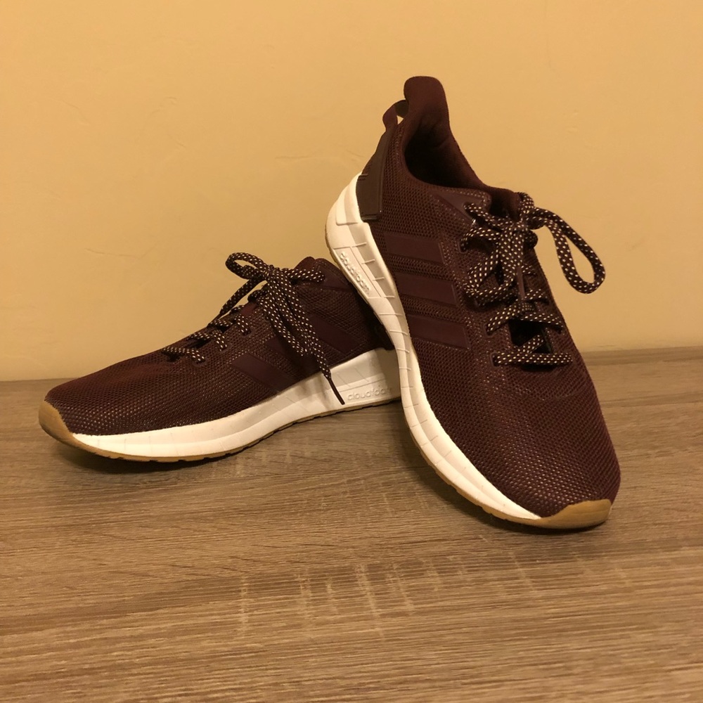 Adidas maroon cloud foam women’s size 9.5 running shoes/athletic sneaker.